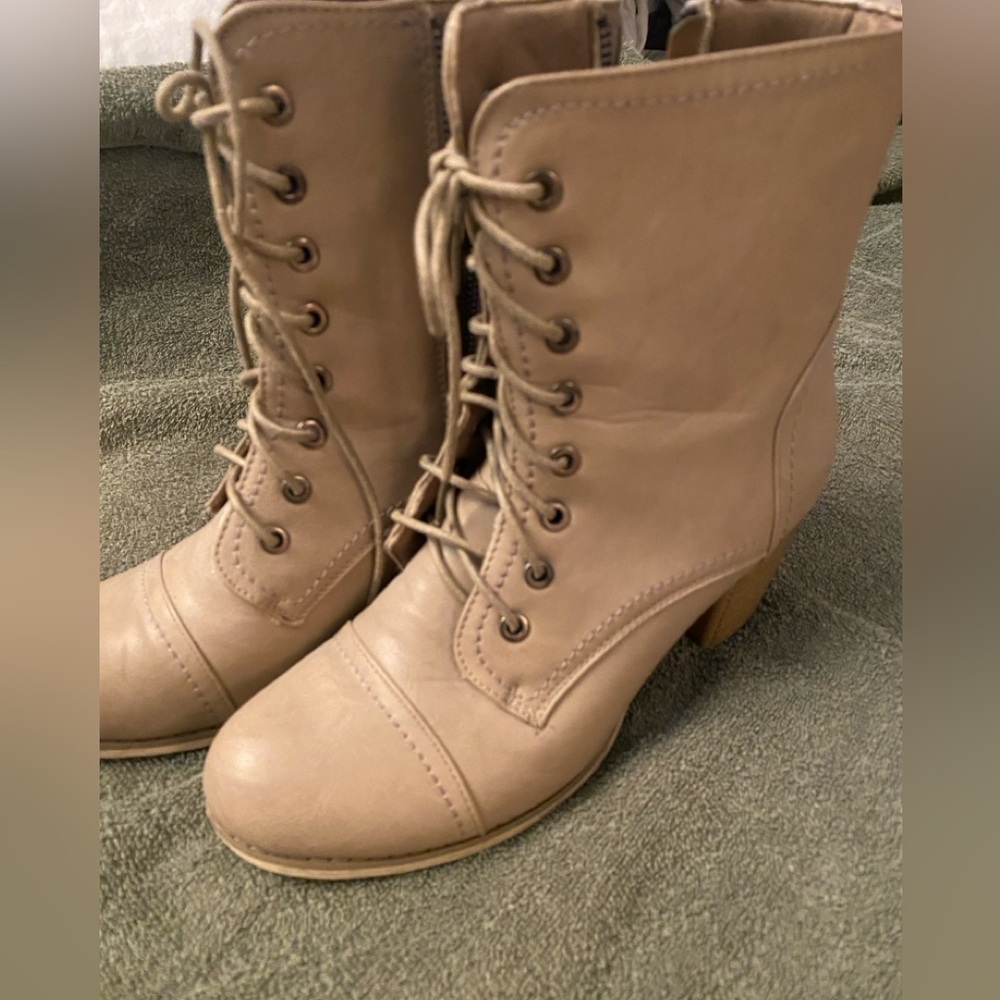 Size 10 bootie has zipper but looks like lace up boot